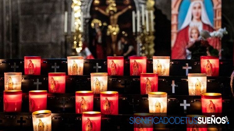 Soñar con altar lleno de imágenes de santos